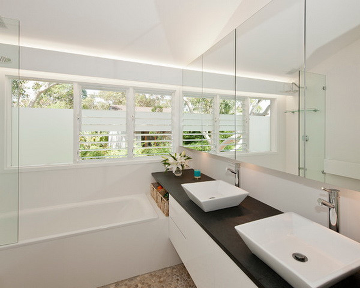 , những gợi ý thiết kế cửa sổ giúp phòng tắm thoáng sáng hơn