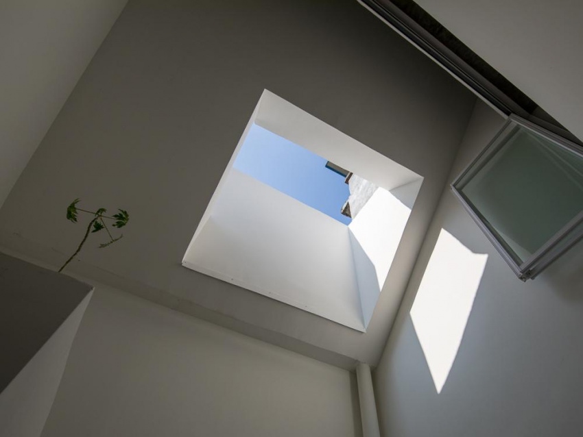 , cửa sổ trời mang gió và ánh sáng tự nhiên cho nhà trong ngõ nhỏ