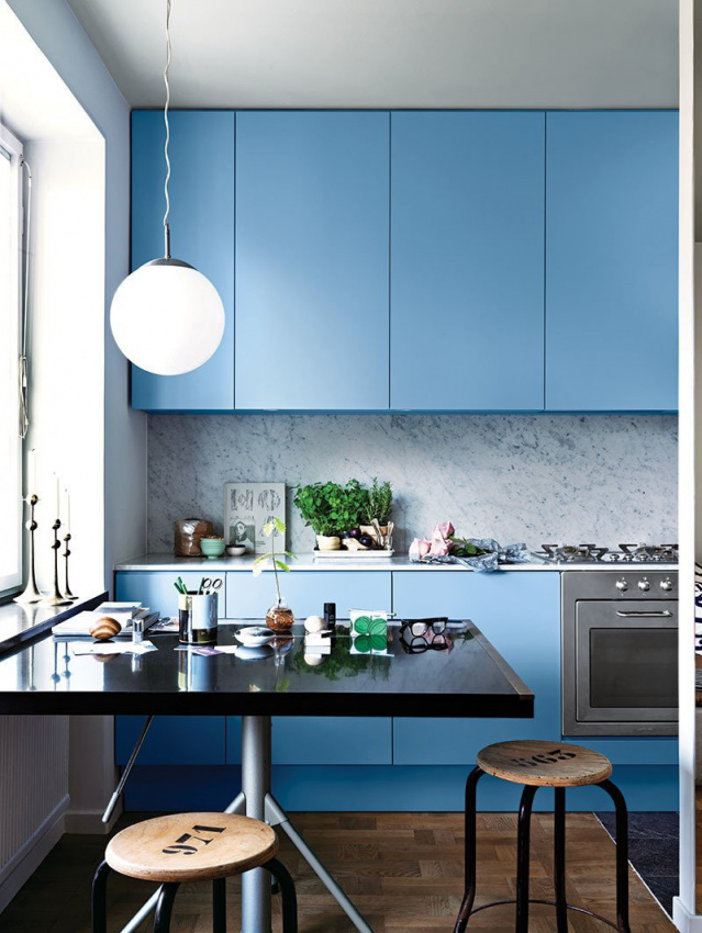 , phòng bếp nhỏ tiện nghi, thoáng đẹp với tông màu xanh nhạt chủ đạo