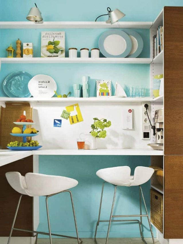 , phòng bếp nhỏ tiện nghi, thoáng đẹp với tông màu xanh nhạt chủ đạo