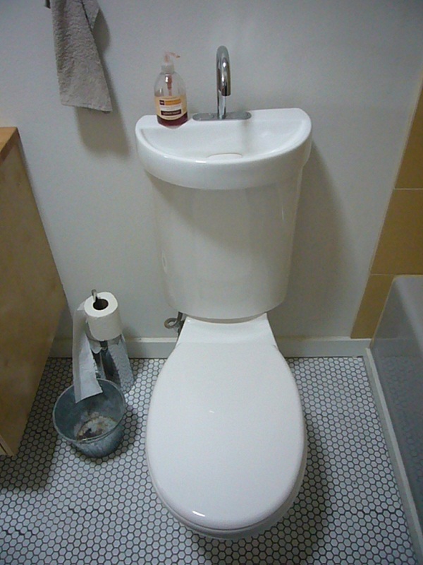 , bồn cầu 2 trong 1 - giải pháp cho phòng tắm nhỏ