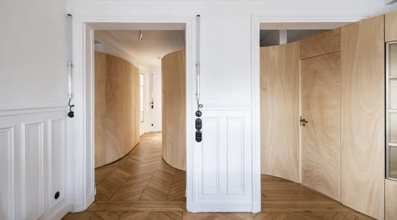 , dải ruy băng gỗ phân chia không gian chức năng trong căn hộ ở paris