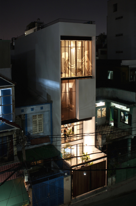Nhà phố Sài Gòn rực rỡ về đêm với hệ lam gió ấn tượng