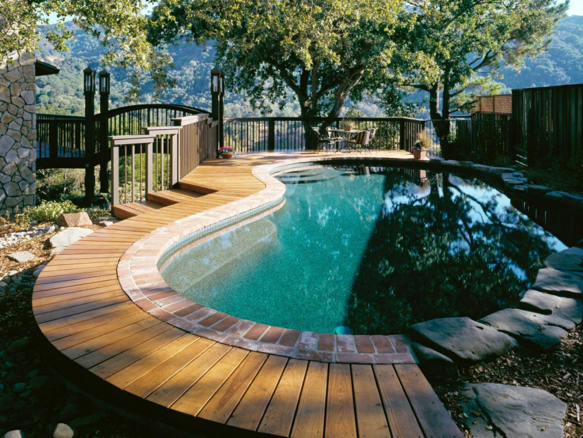 , tạo điểm nhấn nổi bật với sàn hồ bơi bằng gỗ đầy phong cách