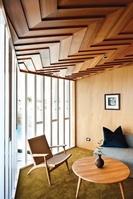 , thiết kế trần nhà gỗ giúp ngôi nhà bừng sáng khi hè sang