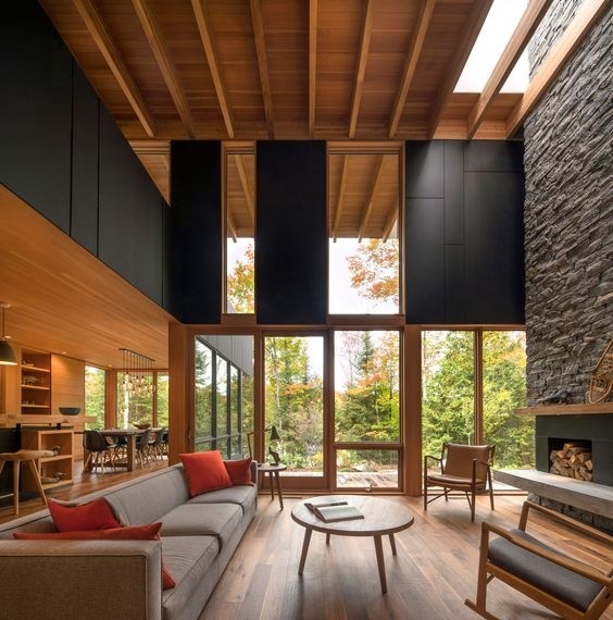 , thiết kế trần nhà gỗ giúp ngôi nhà bừng sáng khi hè sang