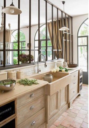 , 10 ý tưởng treo gương trên bồn rửa nhà bếp