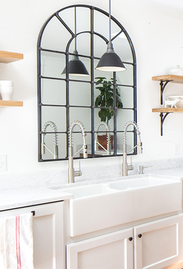 , 10 ý tưởng treo gương trên bồn rửa nhà bếp