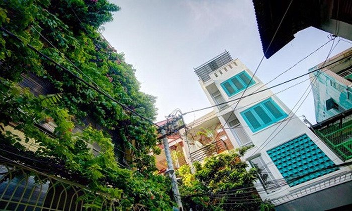 Nhà phố 4 tầng có mặt tiền xanh ngắt như da trời ở Sài Gòn