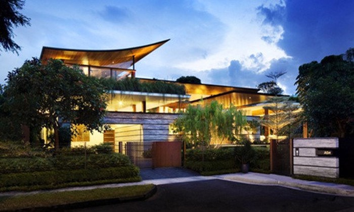 Mê mẩn ngôi biệt thự 2 tầng tựa ốc đảo xanh mát ở Singapore