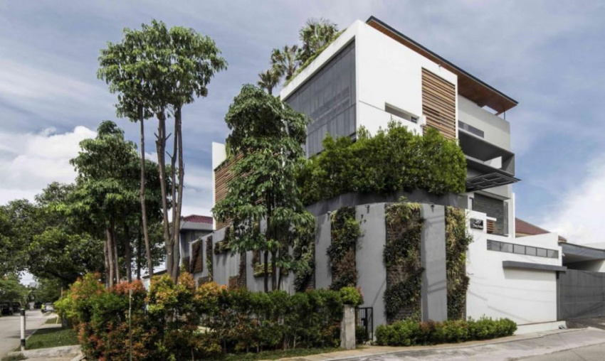 Ngôi nhà rợp bóng cây xanh ở Jakarta vẫn mát rượi dù mặt tiền hướng Tây