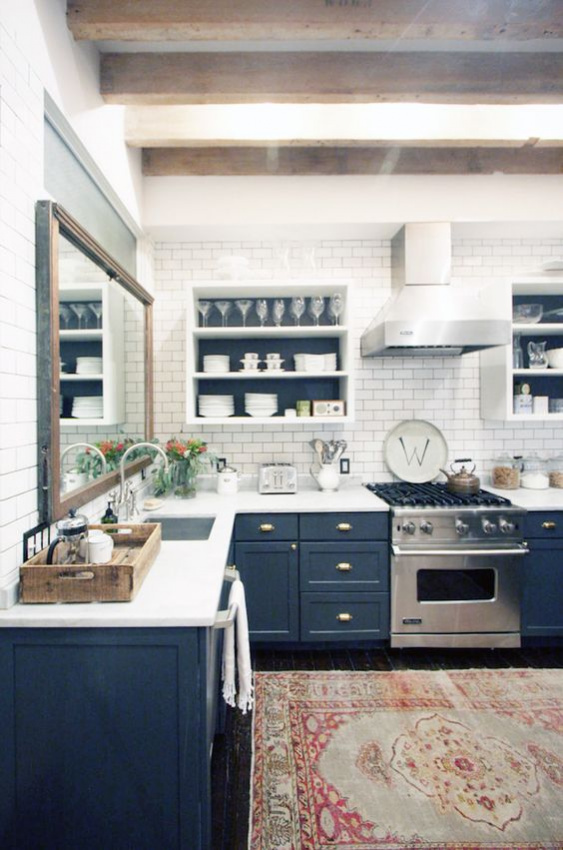 , không gian nấu nướng trở nên sống động nhờ những màu tủ bếp đẹp dưới đấy