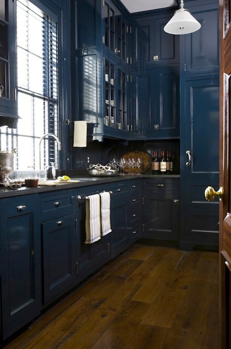 , không gian nấu nướng trở nên sống động nhờ những màu tủ bếp đẹp dưới đấy