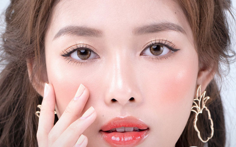 người mắt nhỏ nên chọn lens và đeo lens thế nào để không bị cộm