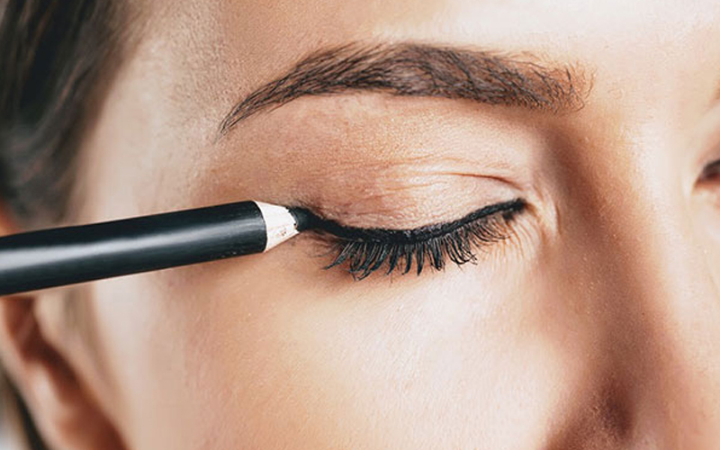 eyeliner là gì mà chị em bảo nhau không được bỏ qua khi make-up