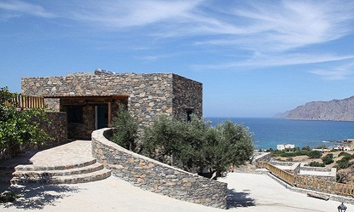 Ấn tượng với ngôi nhà đá nằm sát bờ biển ở Hy Lạp
