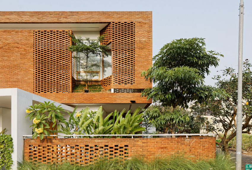Lớp gạch nung ấn tượng bao phủ ngôi nhà ở Indonesia
