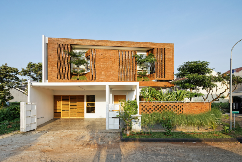 , lớp gạch nung ấn tượng bao phủ ngôi nhà ở indonesia