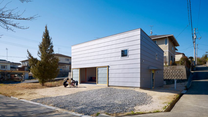 Ấn tượng với ngôi nhà một tầng một lửng ở Nhật làm sàn đất