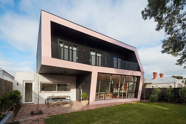 , độc đáo ngôi nhà 2 tầng mái vát ở australia