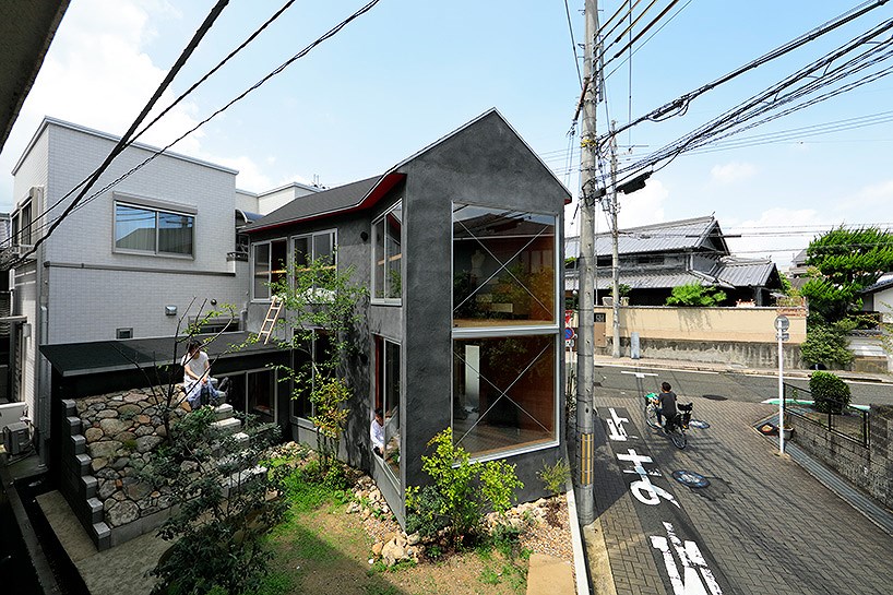 Chiêm ngưỡng ngôi nhà hình chữ Y có đường viền bao quanh ở Nhật