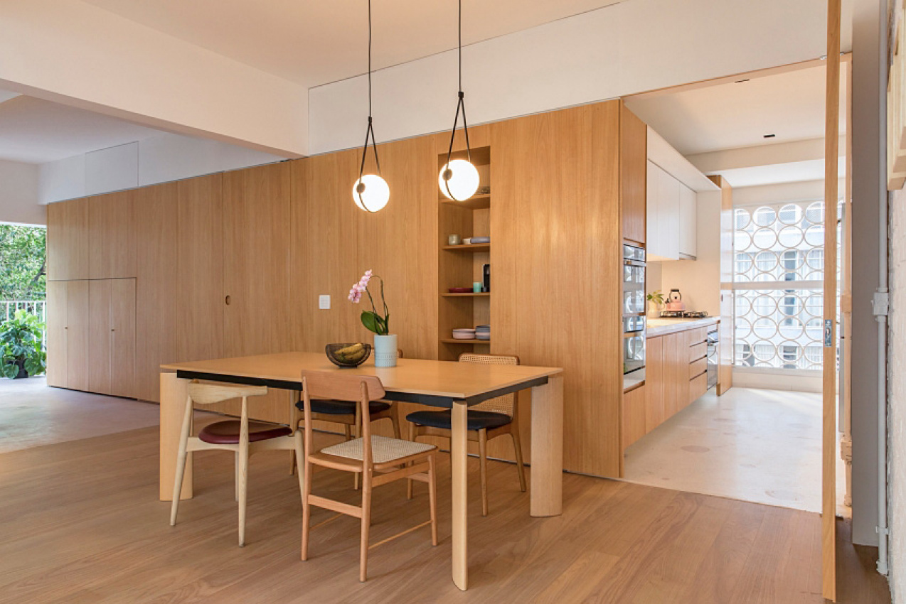 , ngôi nhà phong cách hơn với tủ gỗ chạy dài từ phòng khách tới khu bếp ăn