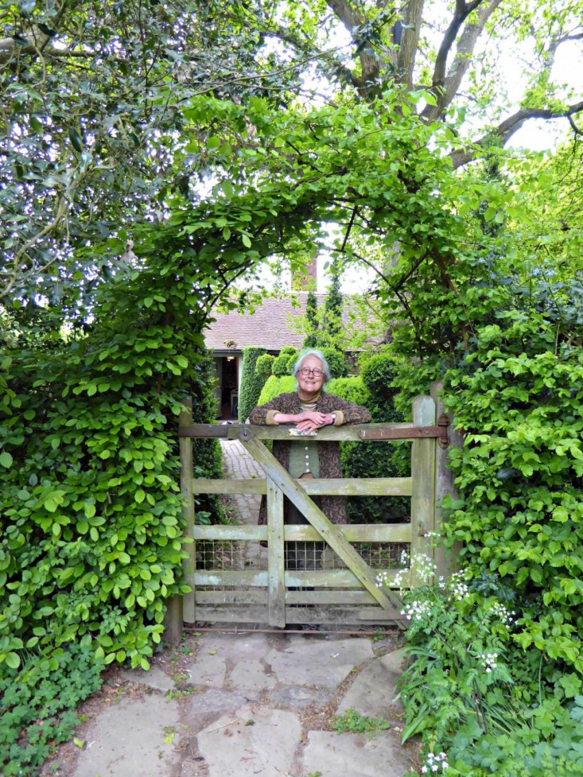 Nữ chủ nhân 70 tuổi dành trọn đam mê và tâm huyết cải tạo nhà hoang thành khu vườn xinh đẹp