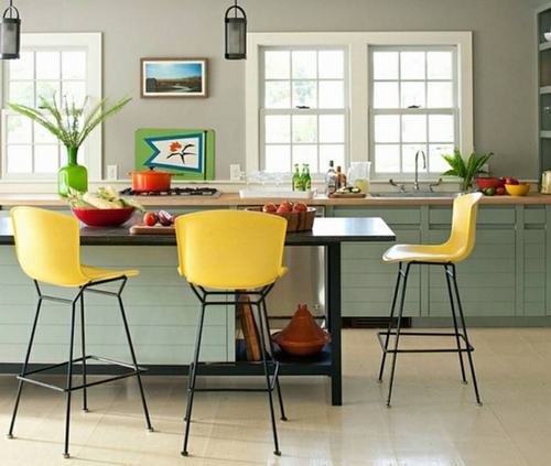 , ghế màu sắc giúp không gian bếp sinh động hơn