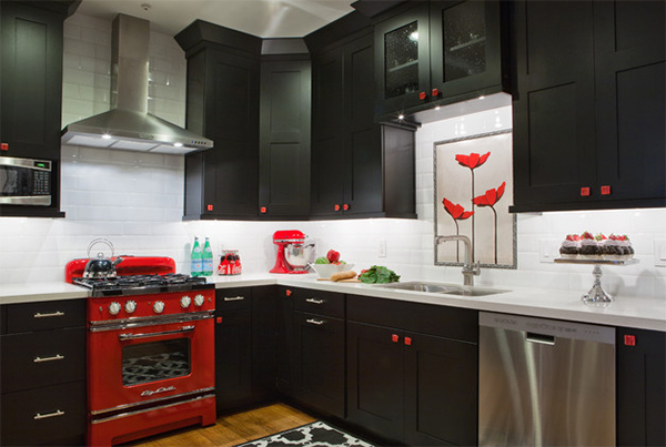 Căn bếp ấn tượng với sự kết hợp tuyệt vời giữa màu đỏ, đen, trắng
