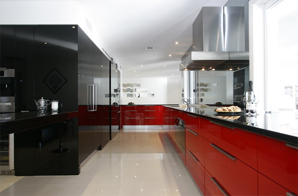, căn bếp ấn tượng với sự kết hợp tuyệt vời giữa màu đỏ, đen, trắng