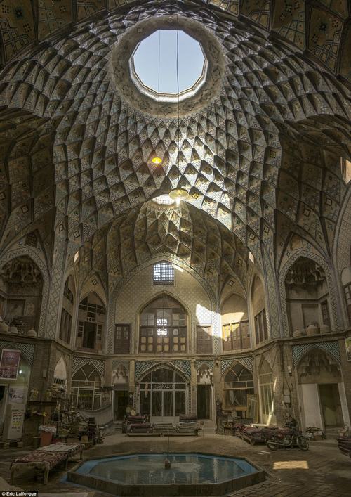 , những tác phẩm nghệ thuật ngay trên trần nhà ở iran