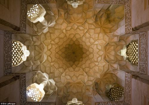 , những tác phẩm nghệ thuật ngay trên trần nhà ở iran
