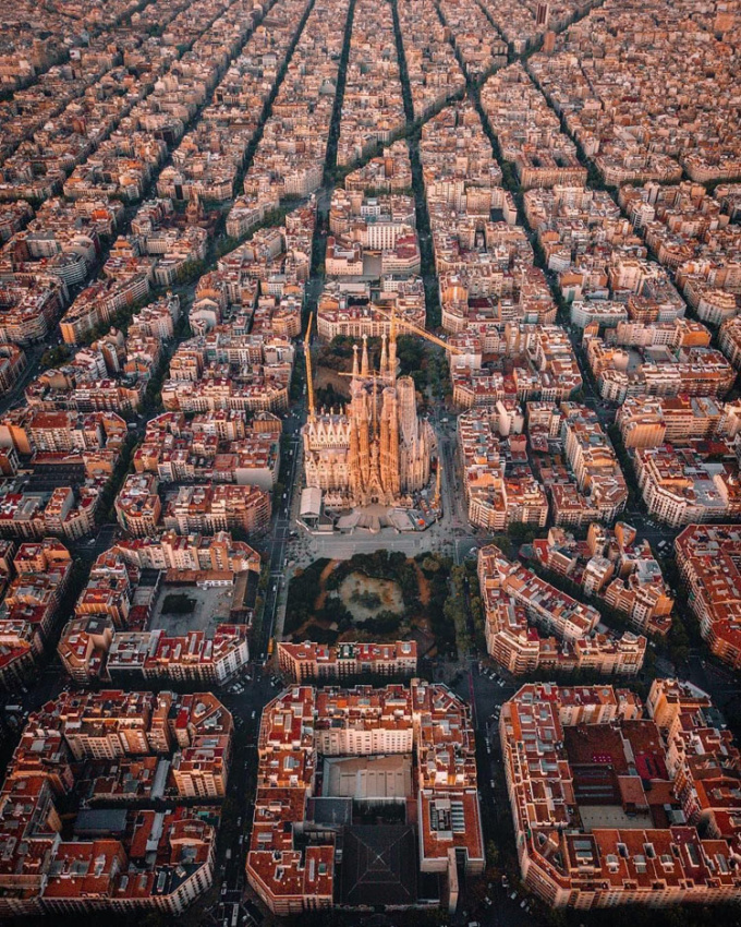 Thành phố Barcelona và vẻ đẹp của những câu chuyện dài