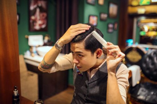 Tự tạo kiểu tóc Side Part: Chỉ cần vài bước đơn giản, bạn đã có thể tự tạo kiểu tóc Side Part tại nhà mà không cần đến tiệm làm tóc. Bạn sẽ cảm thấy tự tin và đẹp trai hơn khi biết cách chăm sóc tóc cho mình.