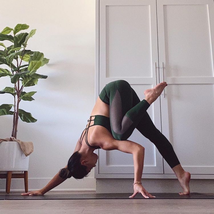 10 bài tập với thảm yoga tại nhà đơn giản, hiệu quả cao