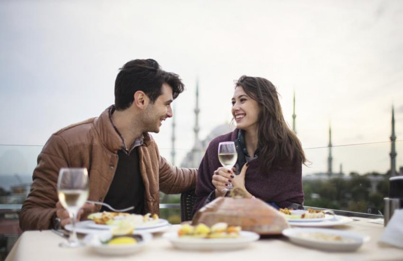 Đàn ông và phụ nữ: ai nên trả tiền khi hẹn hò?