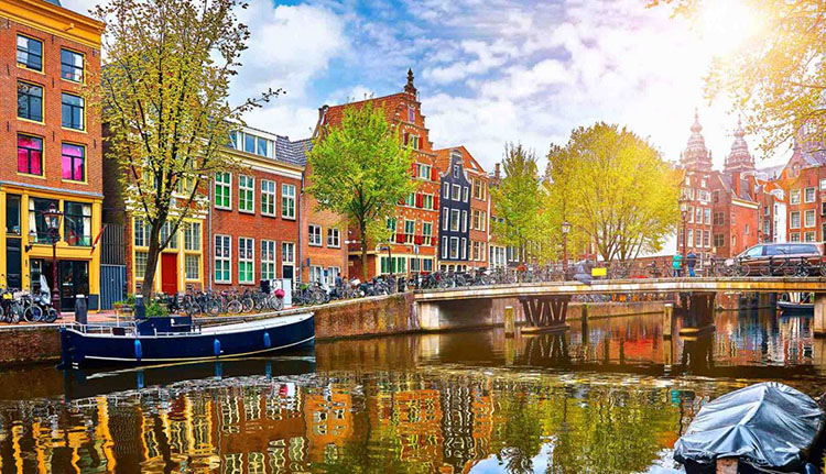 Amsterdam – “đừng đến, vì bạn sẽ bị yêu”