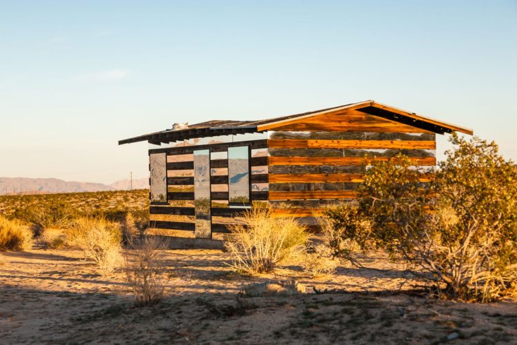 Lucid Stead – Nhà gương trong suốt giữa sa mạc ở Mỹ