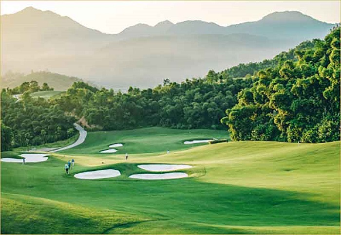 một vẻ đẹp hài hòa giữa núi non và sông nước của các sân golf ở hòa bình