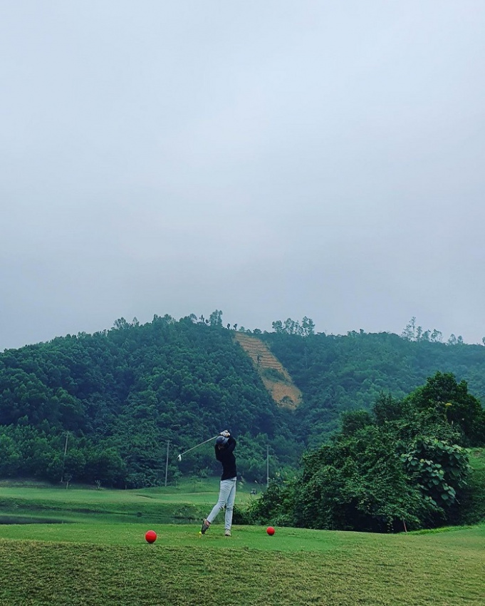 một vẻ đẹp hài hòa giữa núi non và sông nước của các sân golf ở hòa bình