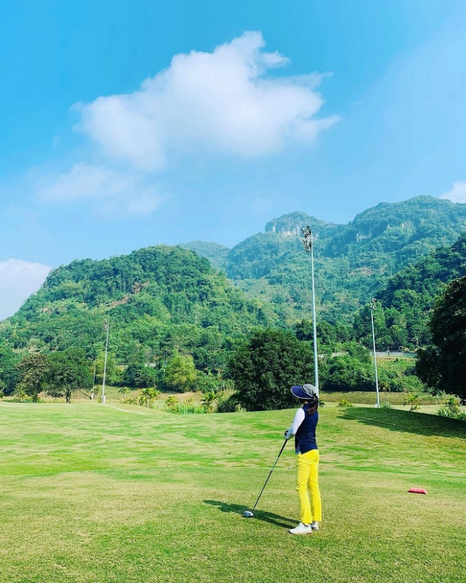 một vẻ đẹp hài hòa giữa núi non và sông nước của các sân golf ở hòa bình