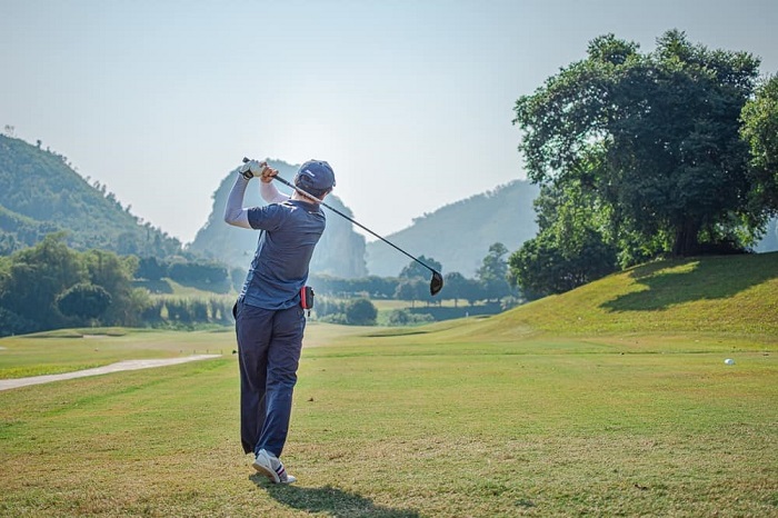 một vẻ đẹp hài hòa giữa núi non và sông nước của các sân golf ở hòa bình