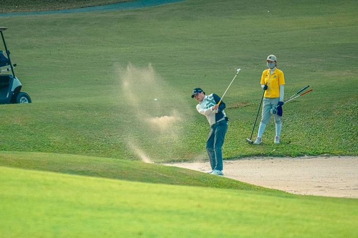 một vẻ đẹp hài hòa giữa núi non và sông nước của các sân golf ở hòa bình