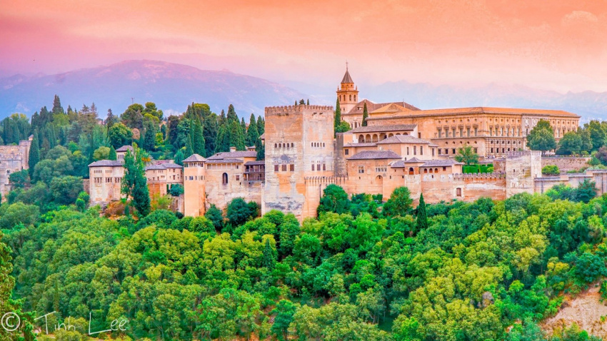 Nếu bạn chỉ đến thăm một thành phố ở Tây Ban Nha, đó phải là Granada