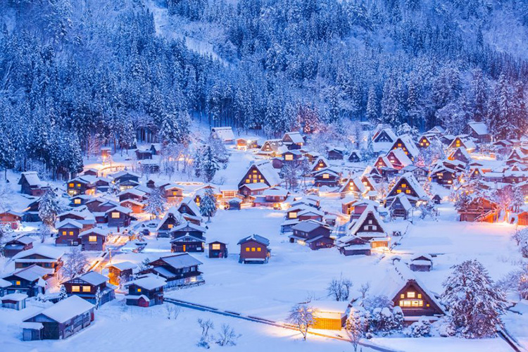 Ghé thăm những ngôi nhà mái tranh truyền thống ở làng cổ Shirakawa và Gokayama vào mùa đông