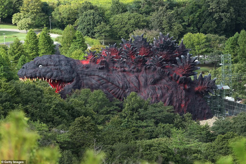 Quái vật khổng lồ Godzilla xuất hiện tại công viên Nhật, du khách thích thú đu dây từ miệng vào