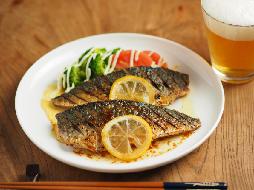 Người Nhật có cách làm cá thu nướng sốt tiêu chanh siêu dễ bằng chảo chống dính: Học ngay thôi!