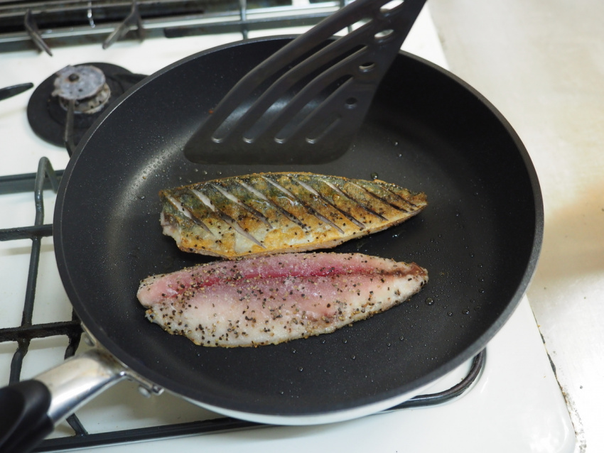 bí quyết làm cá nướng bằng chảo chống dính, cách làm cá thu sốt tiêu chanh, nhật bản, người nhật có cách làm cá thu nướng sốt tiêu chanh siêu dễ bằng chảo chống dính: học ngay thôi!