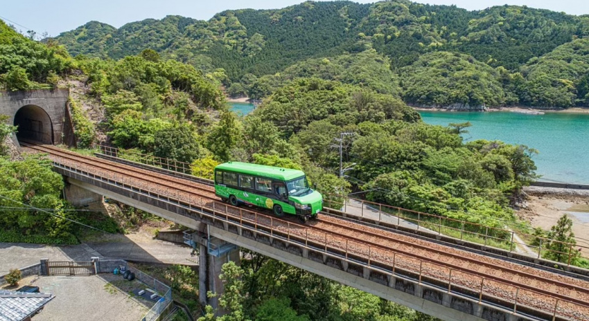 Nhật Bản: Xe buýt biến thành tàu điện trong vòng 15 giây