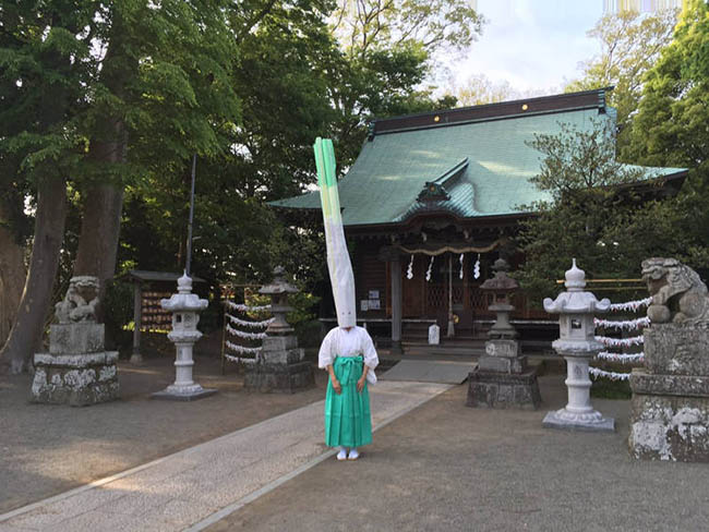 Ngôi đền Nhật Bản khiến du khách sốc với nghi lễ đội mũ hành dài tới 2m